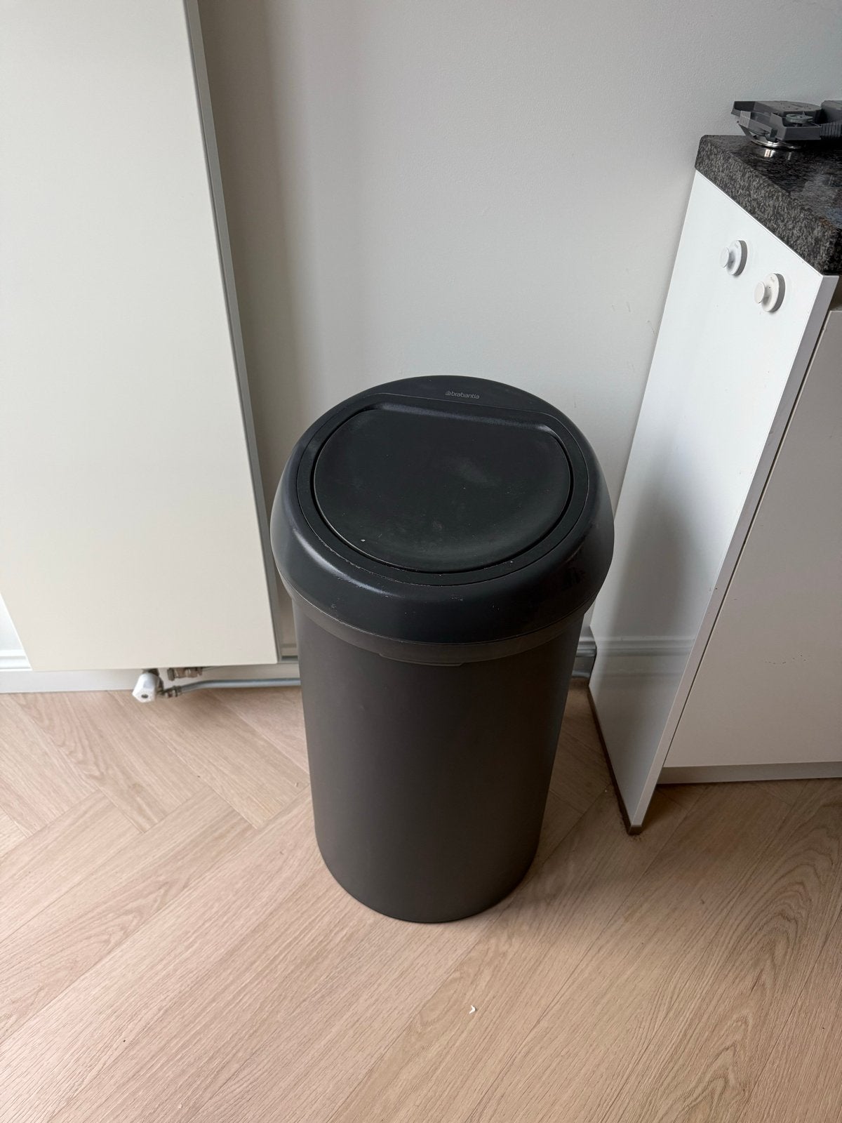 Brabantia zwarte prullenbak met gebruikssporen, 50 – 75, Kunststof, Gebruikt, Ophalen of Verzenden
