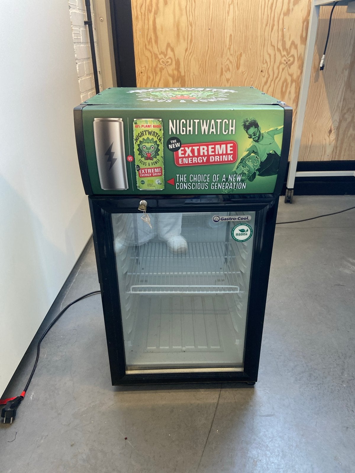 Gastro-Cool Ijskastje met Nightwatch Energy Drink branding, Minder dan 45 cm, Minder dan 75 liter, Ophalen, 85 tot 120 cm