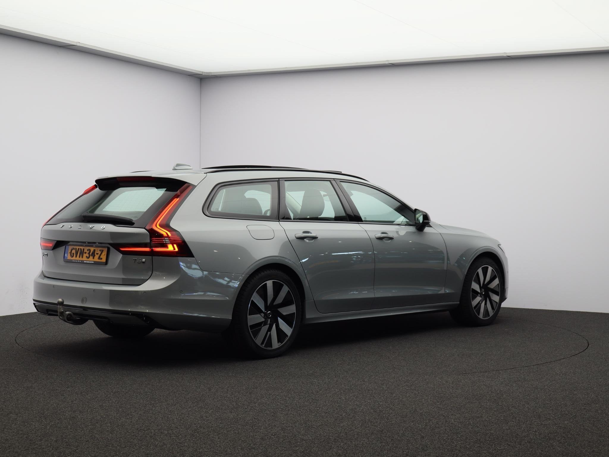 Volvo V90 T6 AWD Plug-in hybrid Ultra Dark Trekhaak / Pan. d, Auto's, Lichtsensor, 4 cilinders, 180 min, Zilver of Grijs