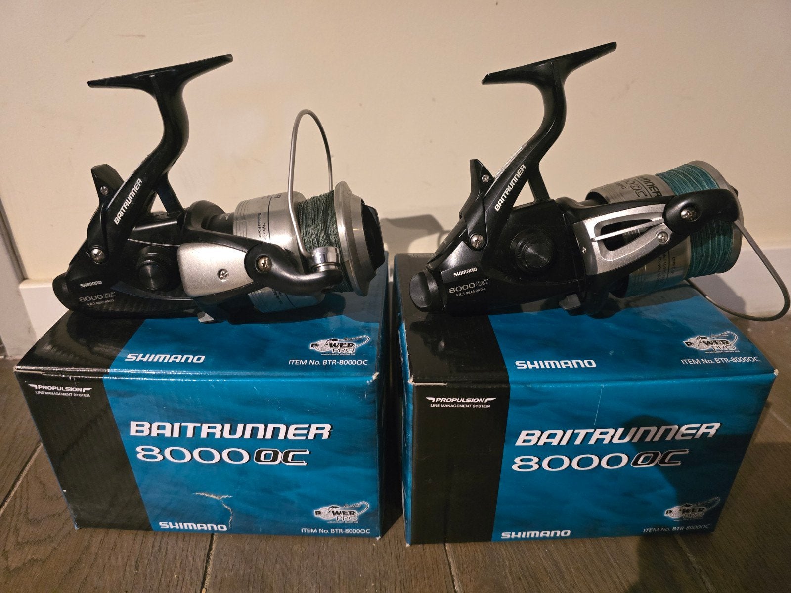 Shimano baitrunner 8000 oc 2 stuks incl doos, Ophalen of Verzenden, Zo goed als nieuw, Molen