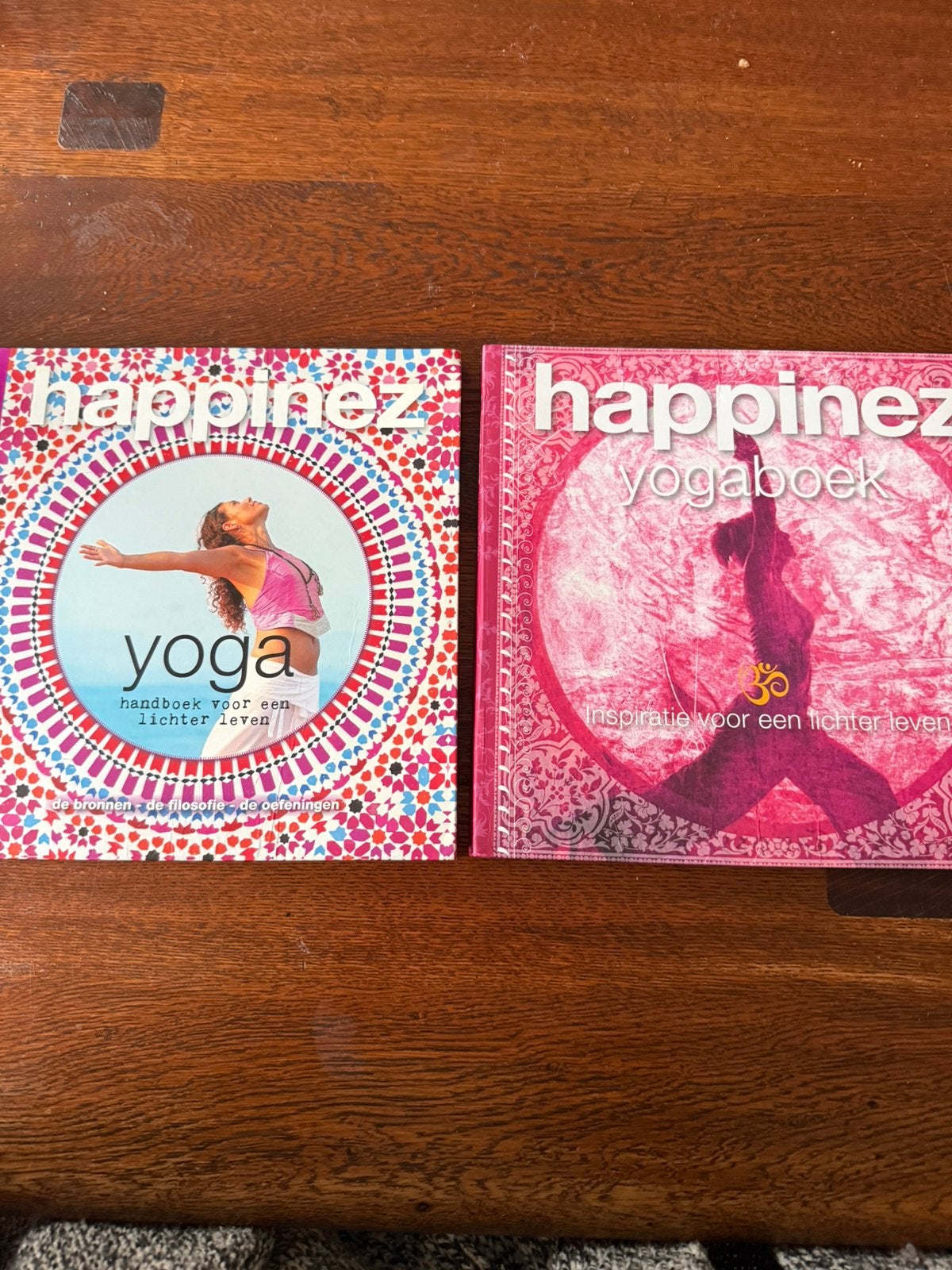 2X Happinez - Yoga handboek+ inspiratieboek, Boeken, Ophalen of Verzenden, Zo goed als nieuw, Meditatie of Yoga, Instructieboek