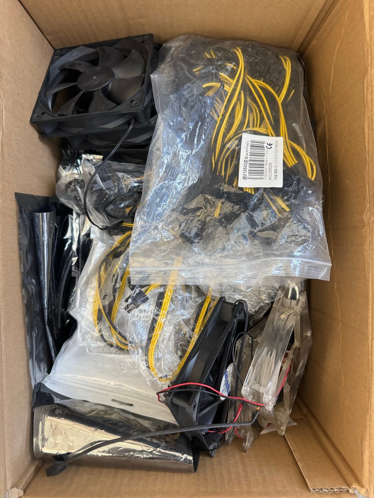 Doos met oude mining hardware: Riser, splitters, fans, Computers en Software, Ophalen of Verzenden, Gebruikt