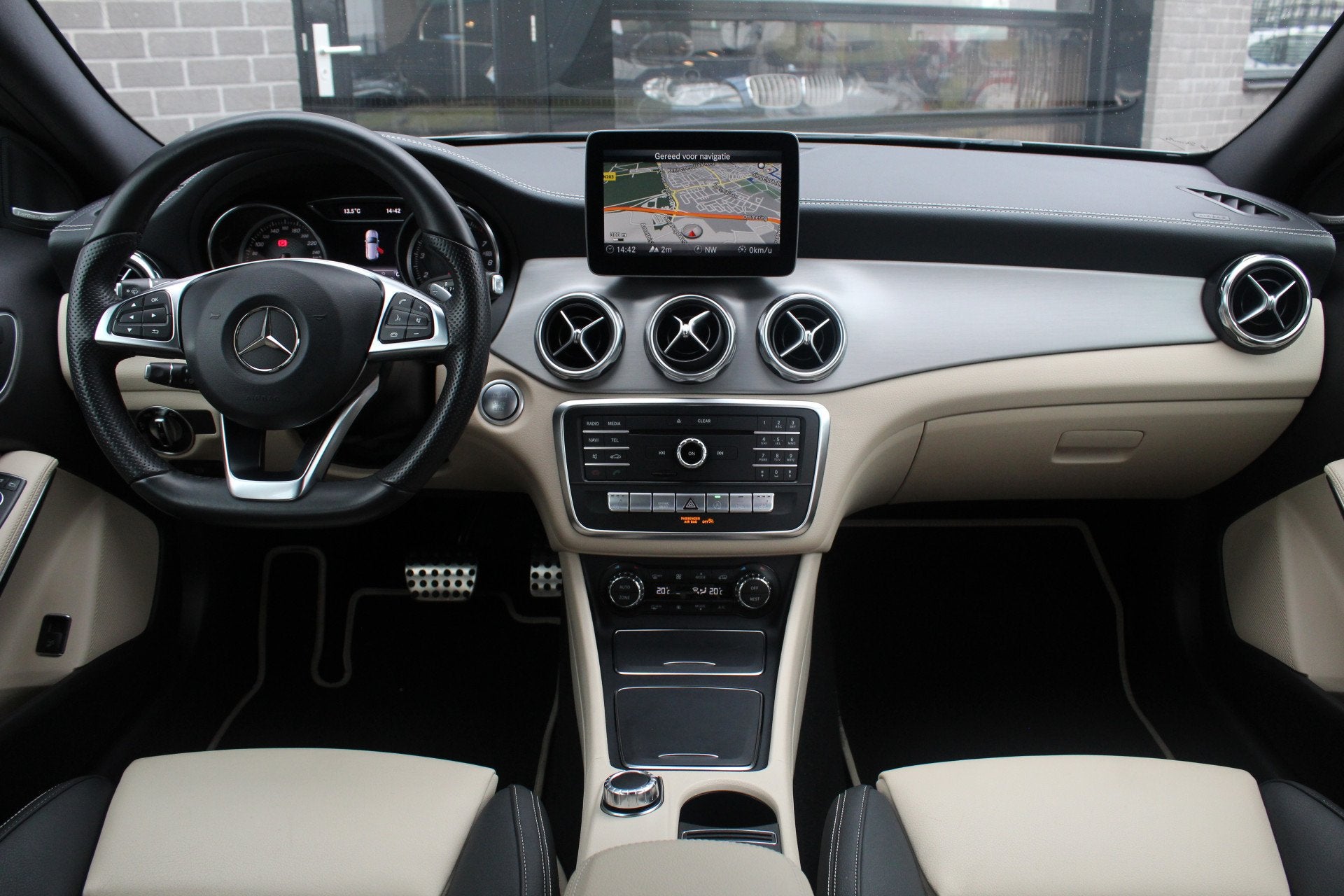 Mercedes-Benz GLA 180 Premium AMG / Keyless / Leer / N.A.P., Auto's, Dealer onderhouden, Gebruikt, 4 cilinders, 122 pk