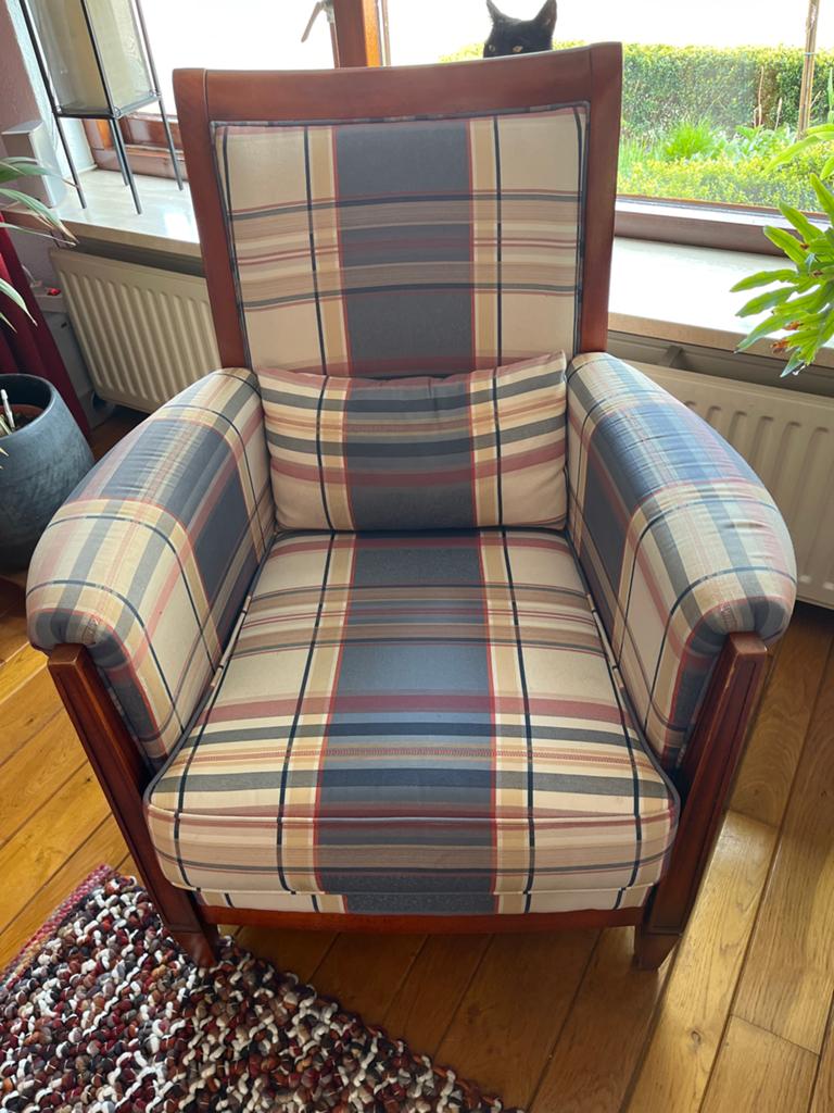 Klassieke fauteuil met ruitpatroon en houten frame, Gebruikt, 75 tot 100 cm, Ophalen of Verzenden, 50 tot 75 cm