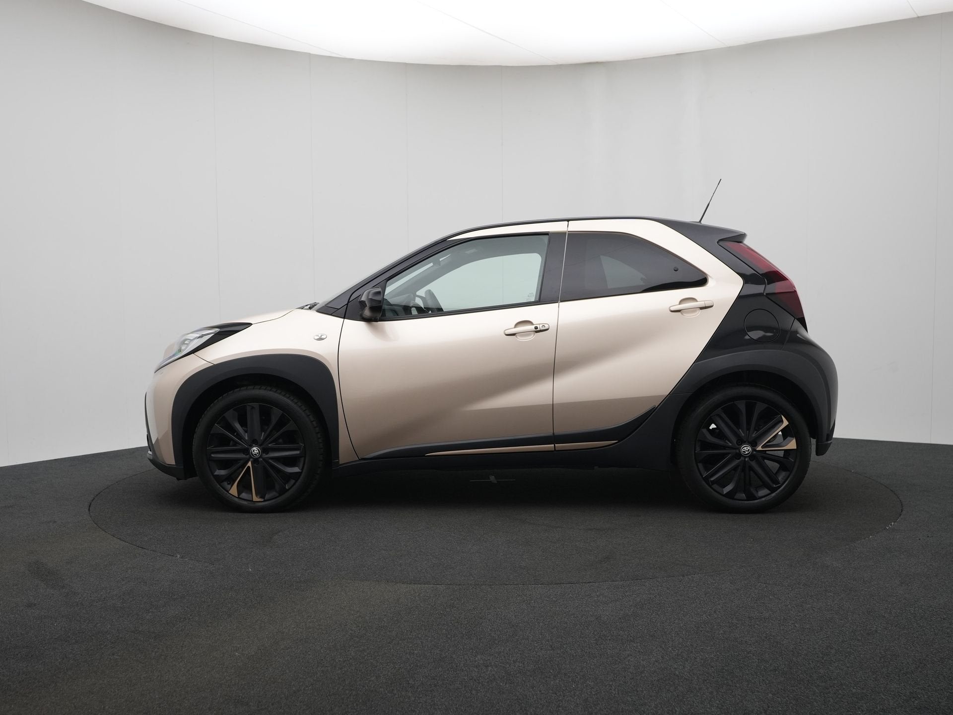 Toyota Aygo X 1.0 VVT-i S-CVT Premium (bj 2023, automaat), Auto's, Toyota, 12 maanden, Gebruikt, 4 stoelen, Leder en Stof