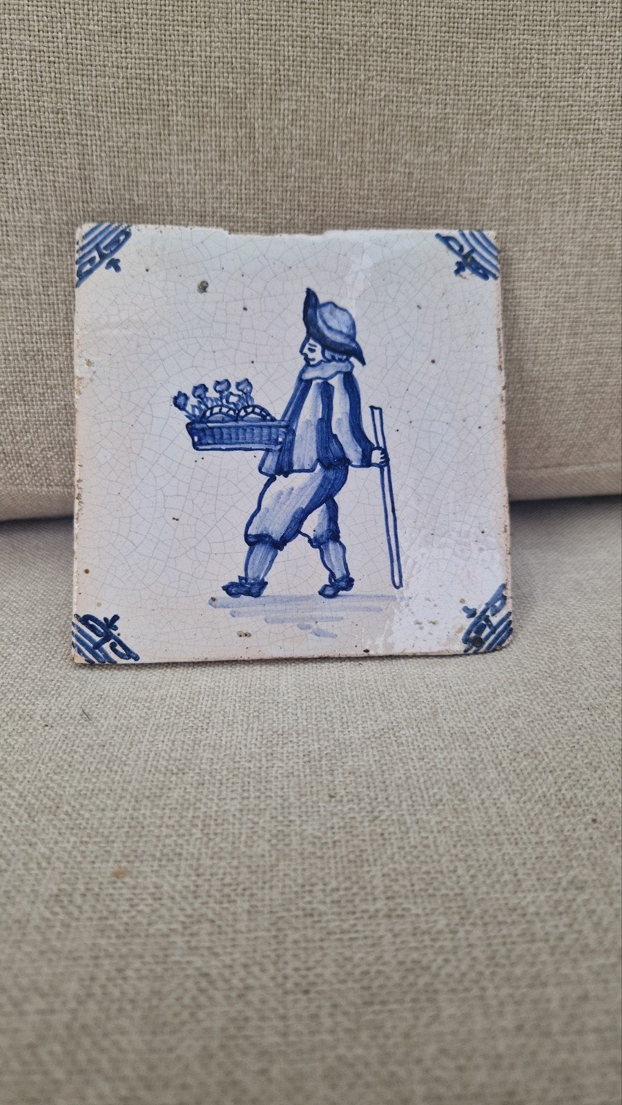 Antieke Delfts Blauwe Tegel met Bloemenverkoper, Ophalen of Verzenden