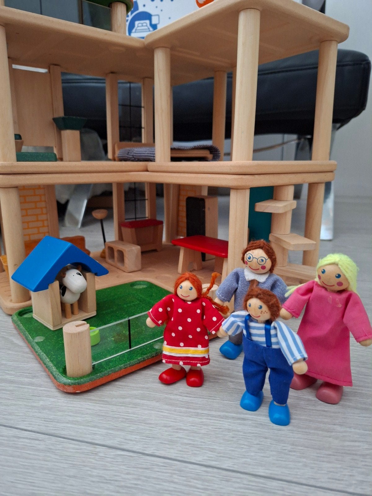 Houten poppenhuis met meubels en compleet gezin, Ophalen of Verzenden