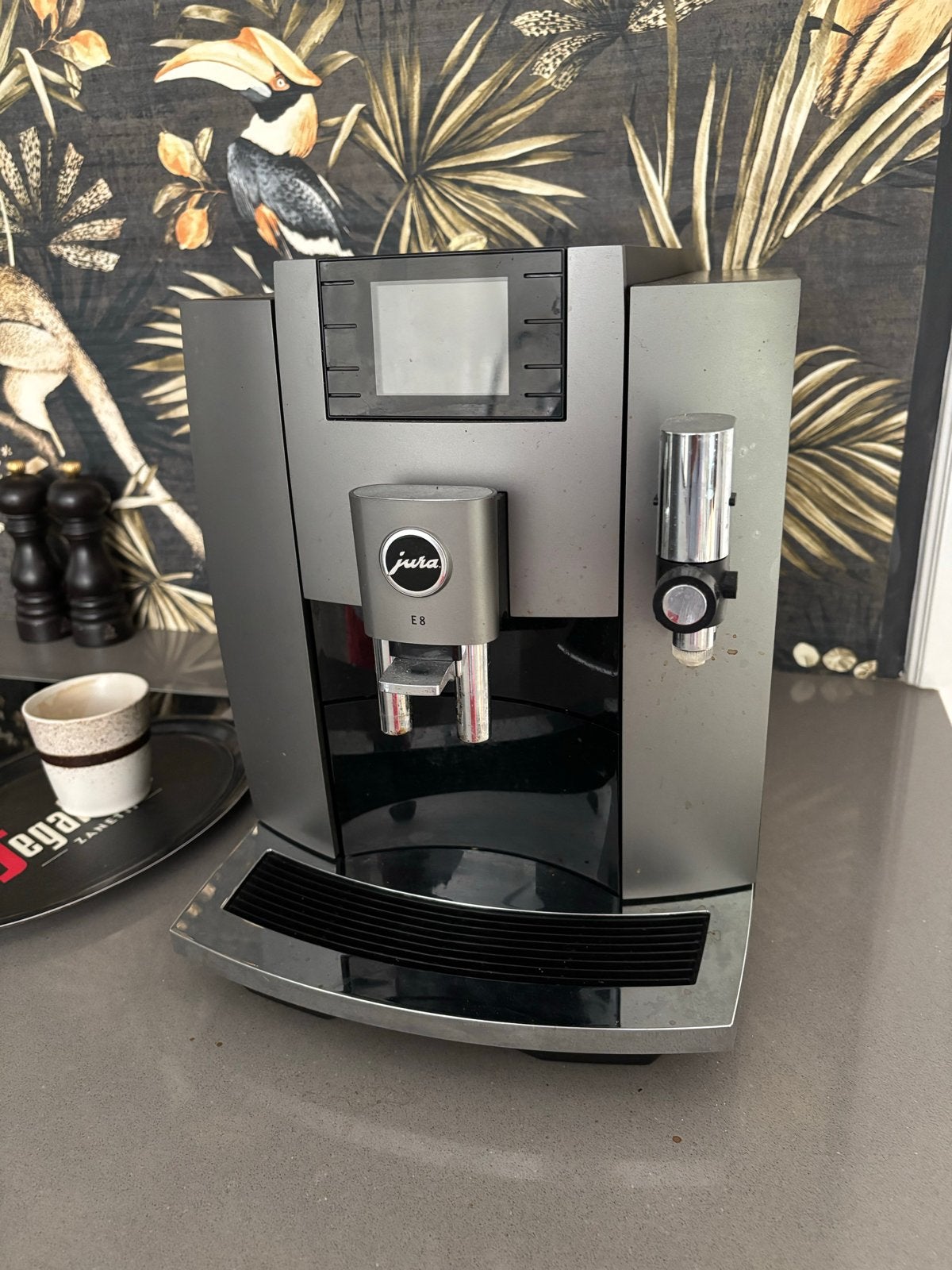 Jura E8 EB koffiemachine - goed onderhouden, 10 kopjes of meer, Koffiemachine, Zo goed als nieuw, Koffiebonen