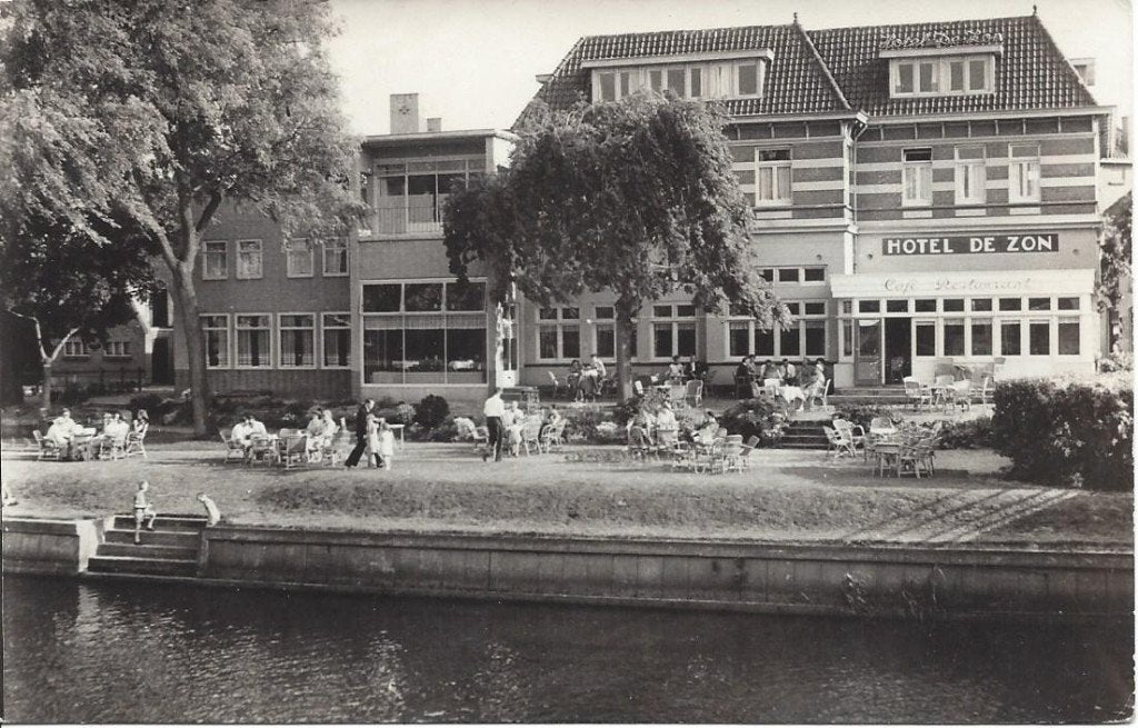 Ommen (Ov.) Hotel de Zon, Volk op terras, gelopen 1959, Verzamelen, Ophalen of Verzenden, 1940 tot 1960, Gelopen, Overijssel