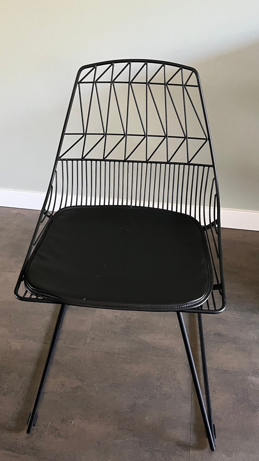 2 eetkamer stoelen, Ophalen, Zwart, Kan bij een industreele inrichting of juist een rustige  stijl, Zo goed als nieuw