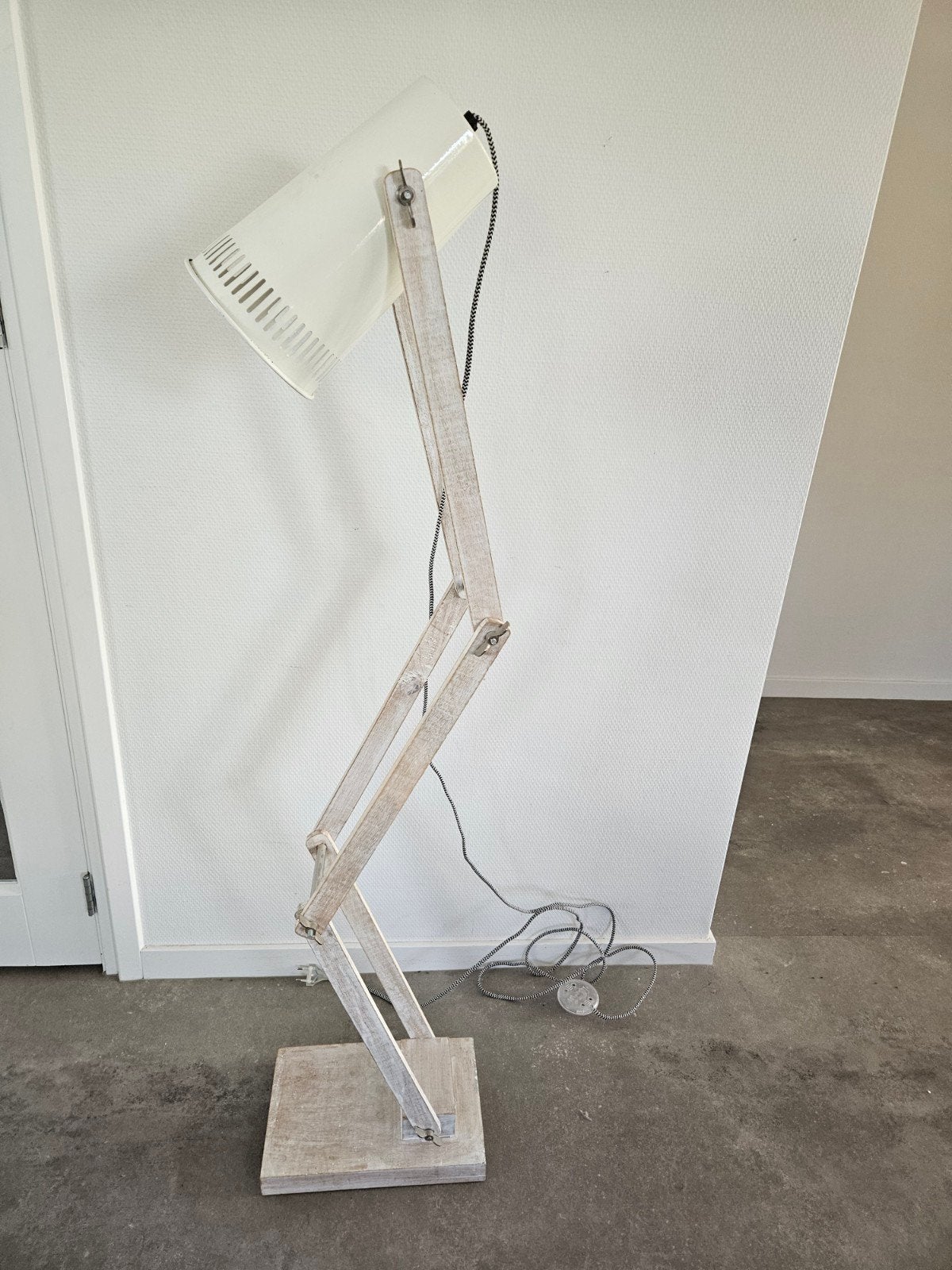 Houten vloerlamp met verstelbare arm, Gebruikt, Industrieel, Scandinavisch, 150 tot 200 cm, Hout