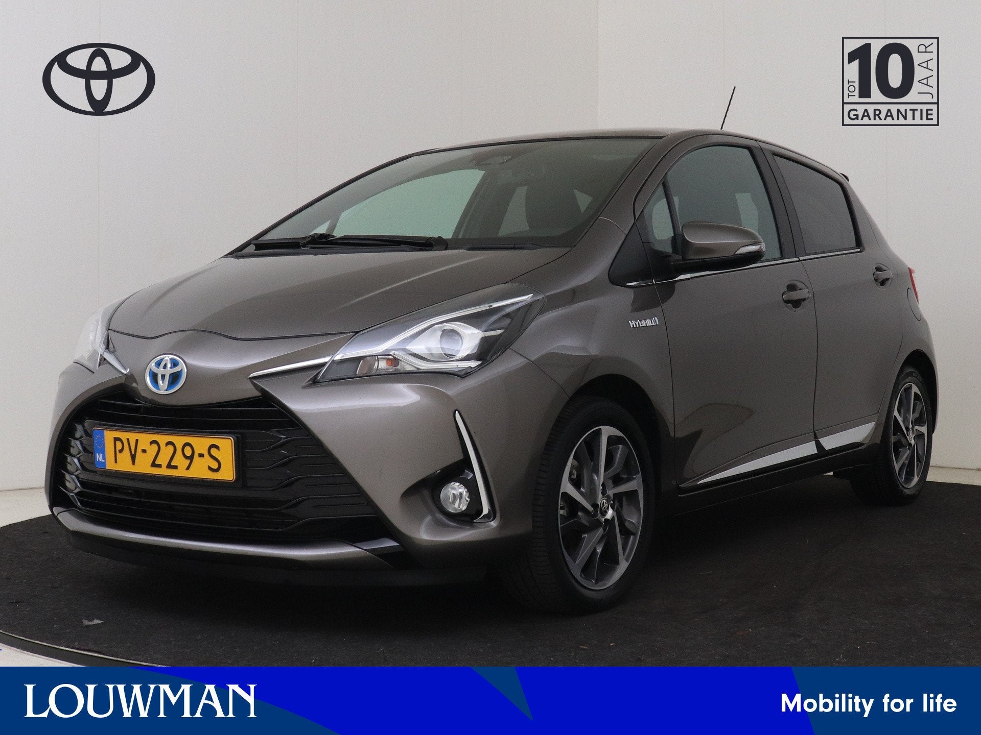 Toyota Yaris 1.5 Hybrid Premium | Dealer onderhouden | Panor, 12 maanden, Gebruikt, 4 cilinders, Leder en Stof