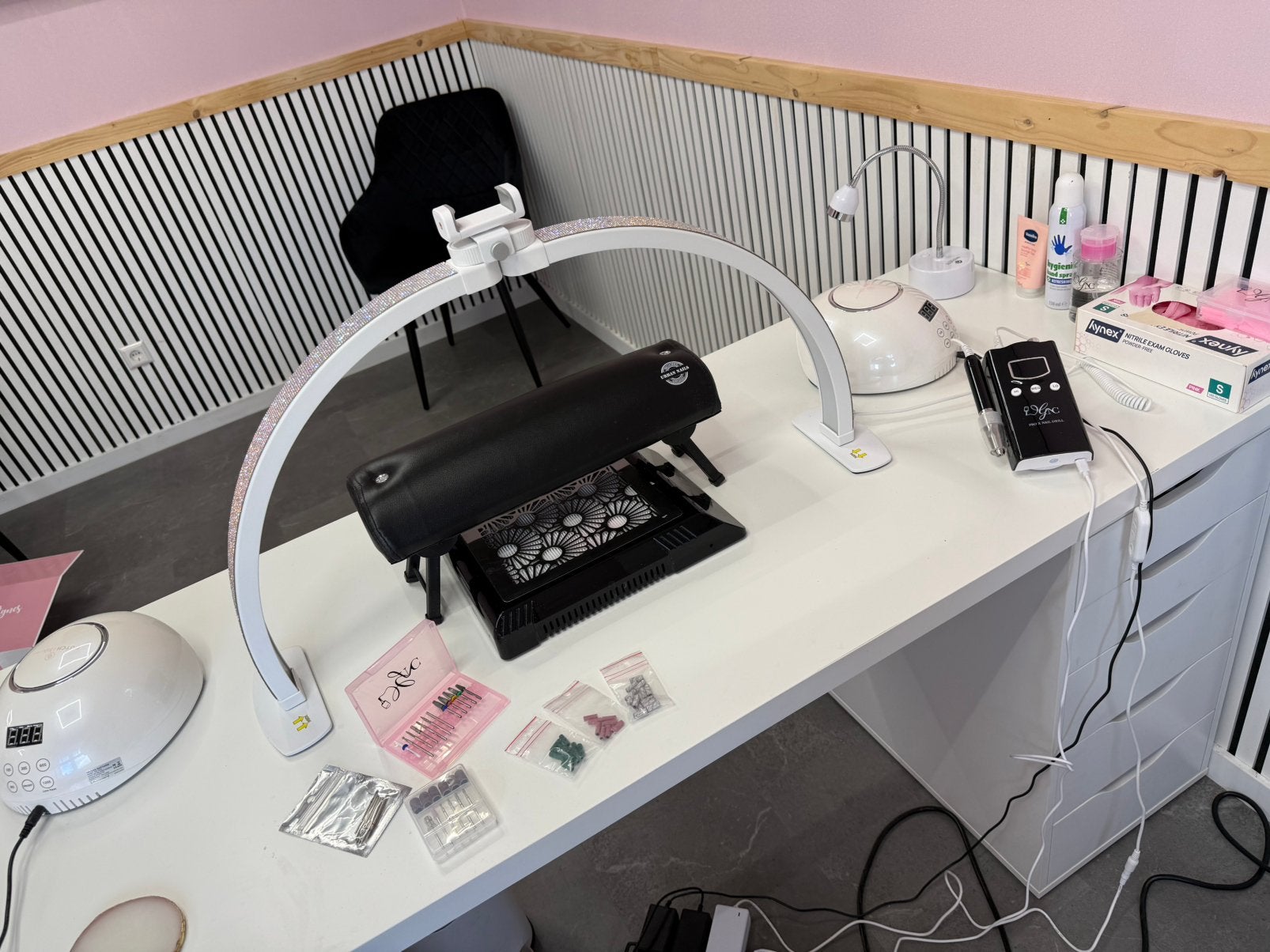 Nagelstudio inrichting, Nagels lakken