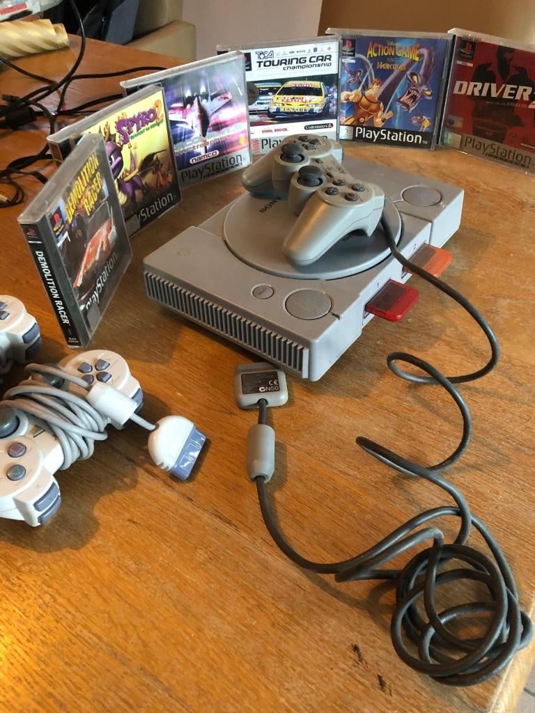 Playstation 1 plus spelletjes, controllers en adapters, Ophalen of Verzenden, Zo goed als nieuw, Met 3 controllers of meer, Met games