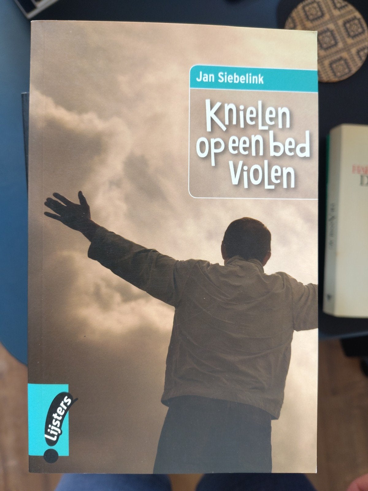 Knieën op een bed violen - Jan Siebelink (Lijsters), Ophalen of Verzenden, Zo goed als nieuw, Jan Siebelink, Nederland