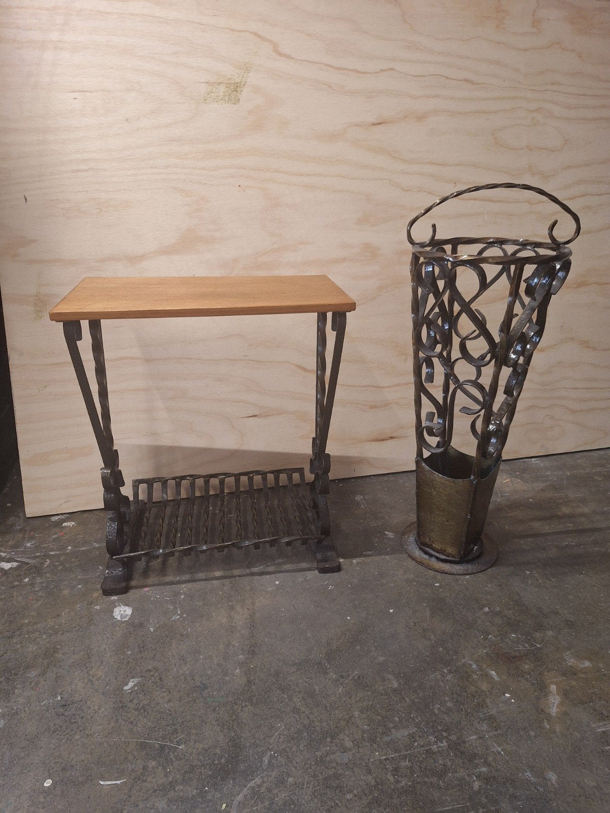 Mid-Century Hal Set – Smeedijzeren Bijzettafel & Paraplubak, Brutalisme, Minder dan 55 cm, Metaal of Aluminium, ?