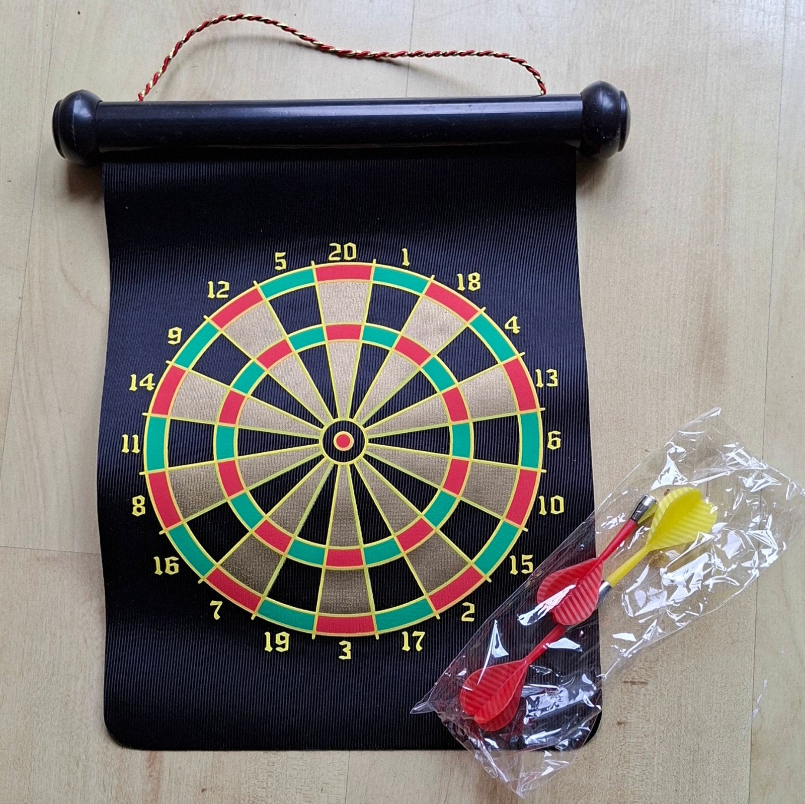 Oprolbaar magnetisch dartbord (nieuw), Ophalen of Verzenden, Nieuw, Dartbord met pijlen