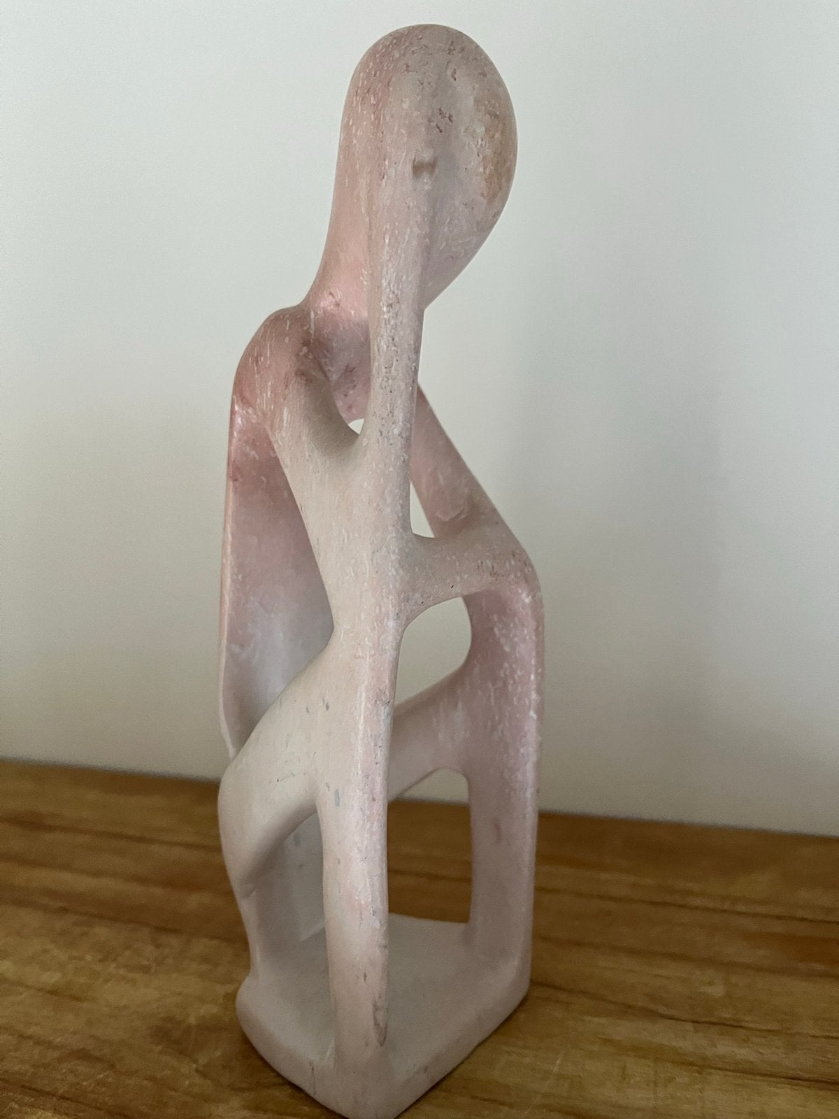 Uniek abstract beeldje van steen - Roze/beige tinten, Antiek en Kunst, Ophalen, Minder dan 20 cm, Handgemaakt, Steen of Keramiek