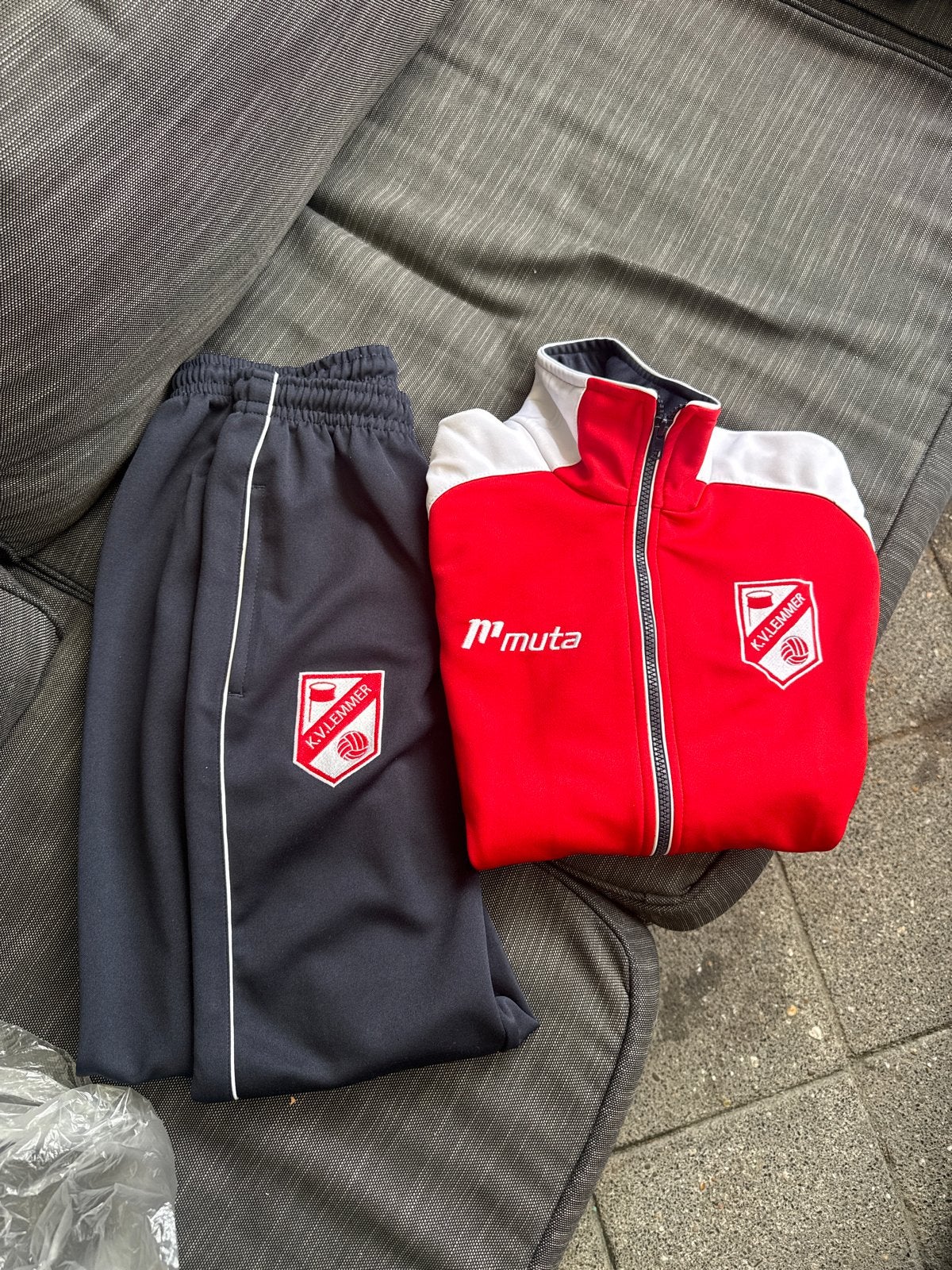 Mutsa trainingspak K.V. Lemmer - Rood/Zwart, Ophalen of Verzenden, Zo goed als nieuw