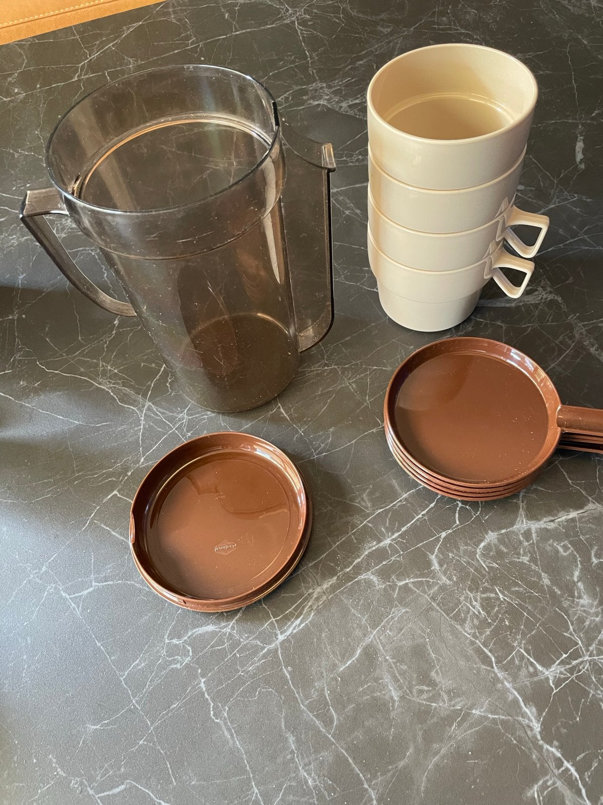 Vintage Tupperware kan met bekers en schoteltjes, Kunststof, Ophalen of Verzenden, Overige typen, Gebruikt