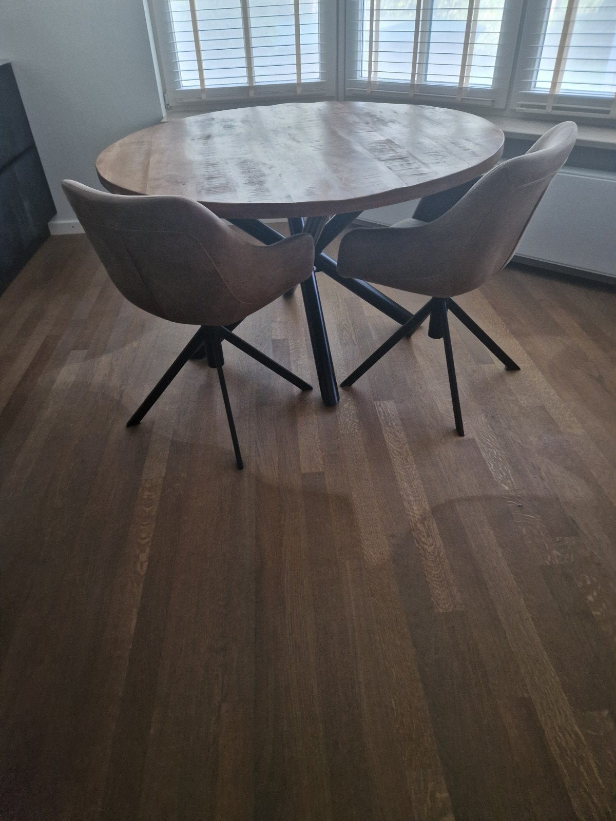 Mango tafel 130 cm met zwart onderstel en dik blad, Ophalen, Rond, Zo goed als nieuw, Modern