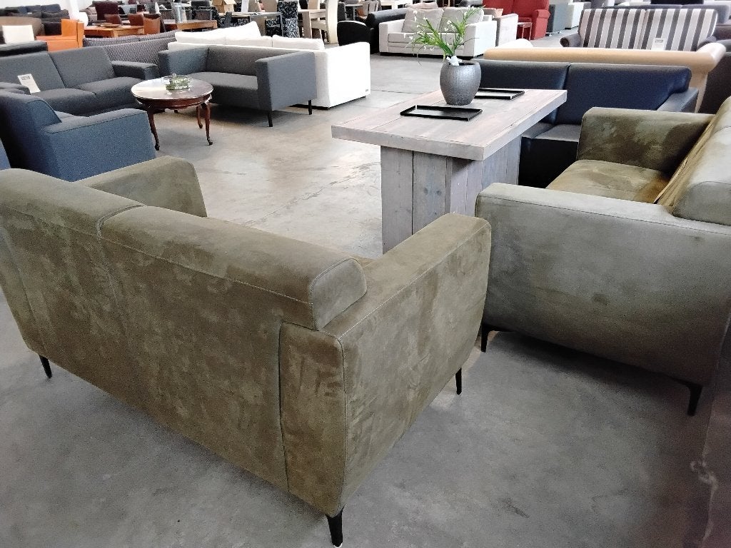 Twee banken 165cm, voor 175 p/st.