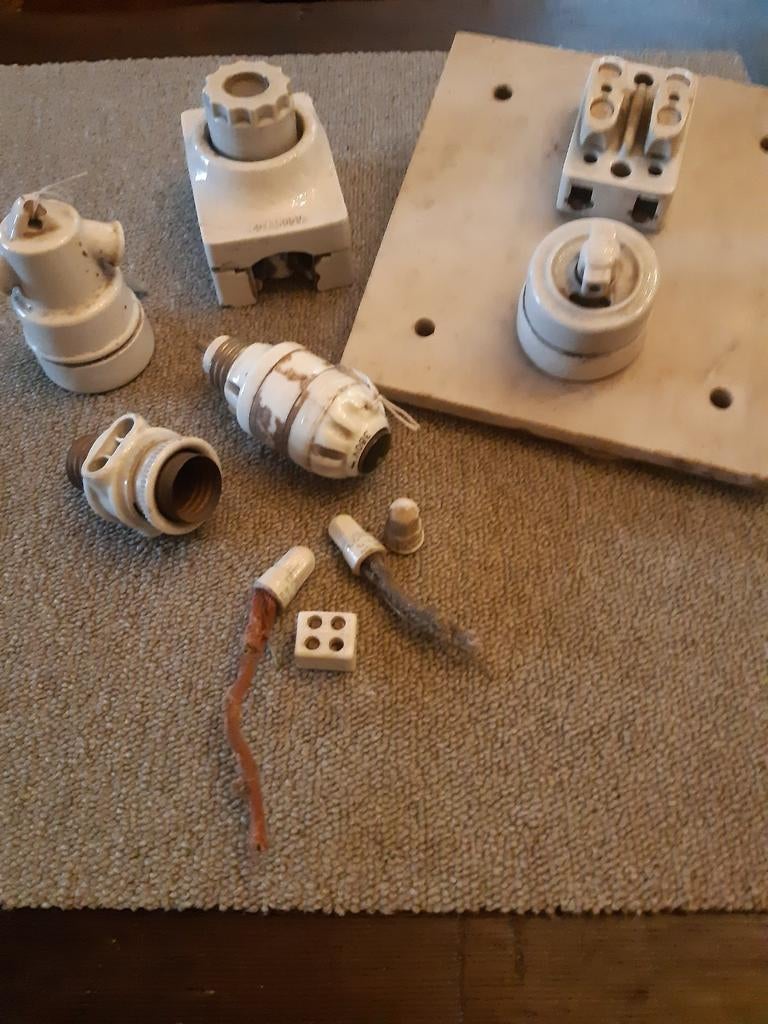 Zoldervondst antiek porseleinen elektro materiaal, Ophalen