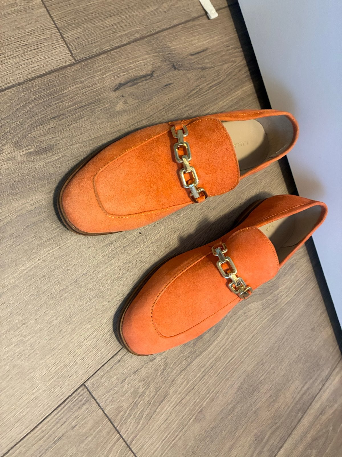 Oranje suède instappers met gouden ketting, Ophalen of Verzenden, Zo goed als nieuw, Oranje, Instappers