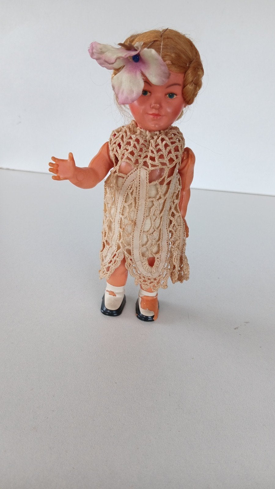 Antiek poppetje.
Meisje in bruin jurkje met gevlochten haar, Antiek en Kunst, Antiek | Speelgoed, Ophalen of Verzenden