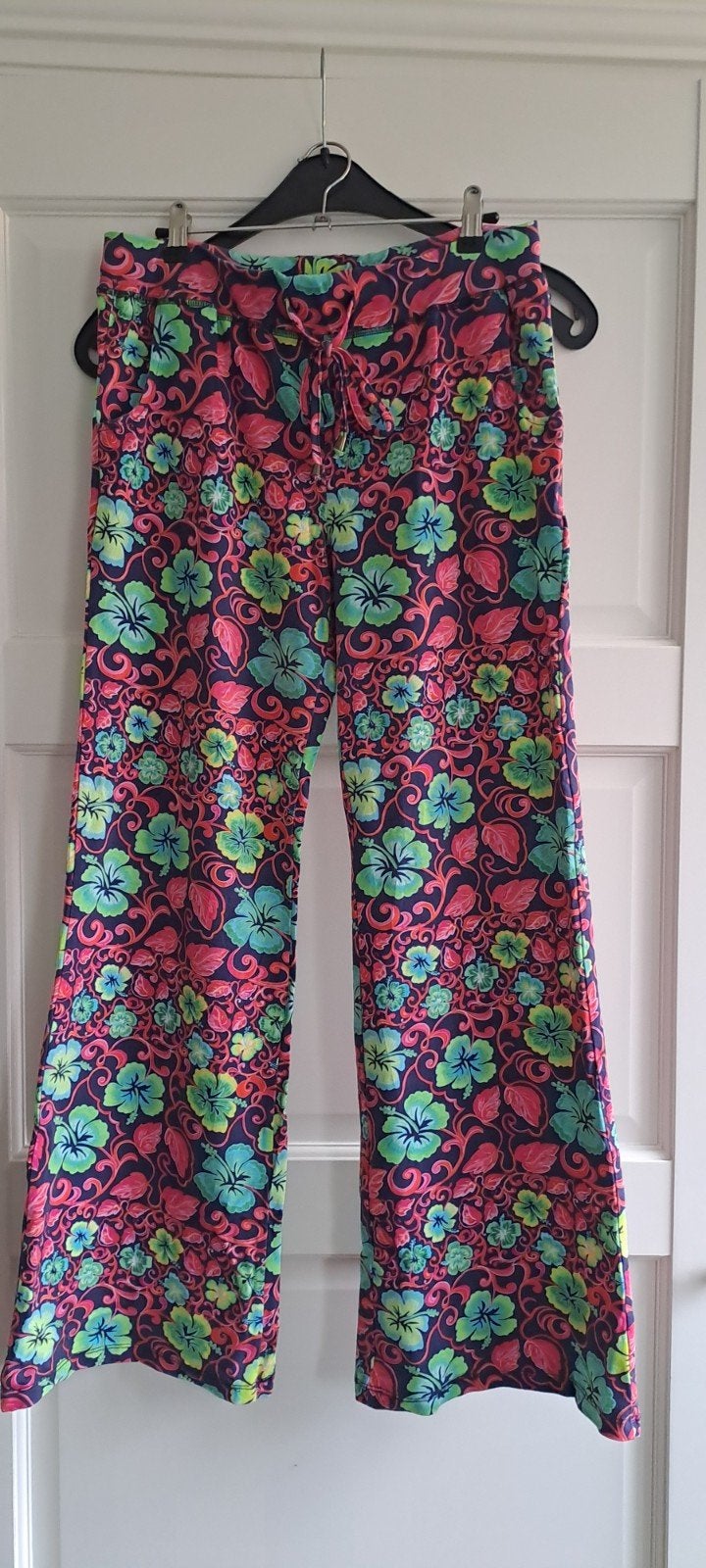 Opvallende broek Lien & Giel - Donkerblauw met bloemen, Maat 38/40 (M), Blauw, Ophalen of Verzenden, Zo goed als nieuw