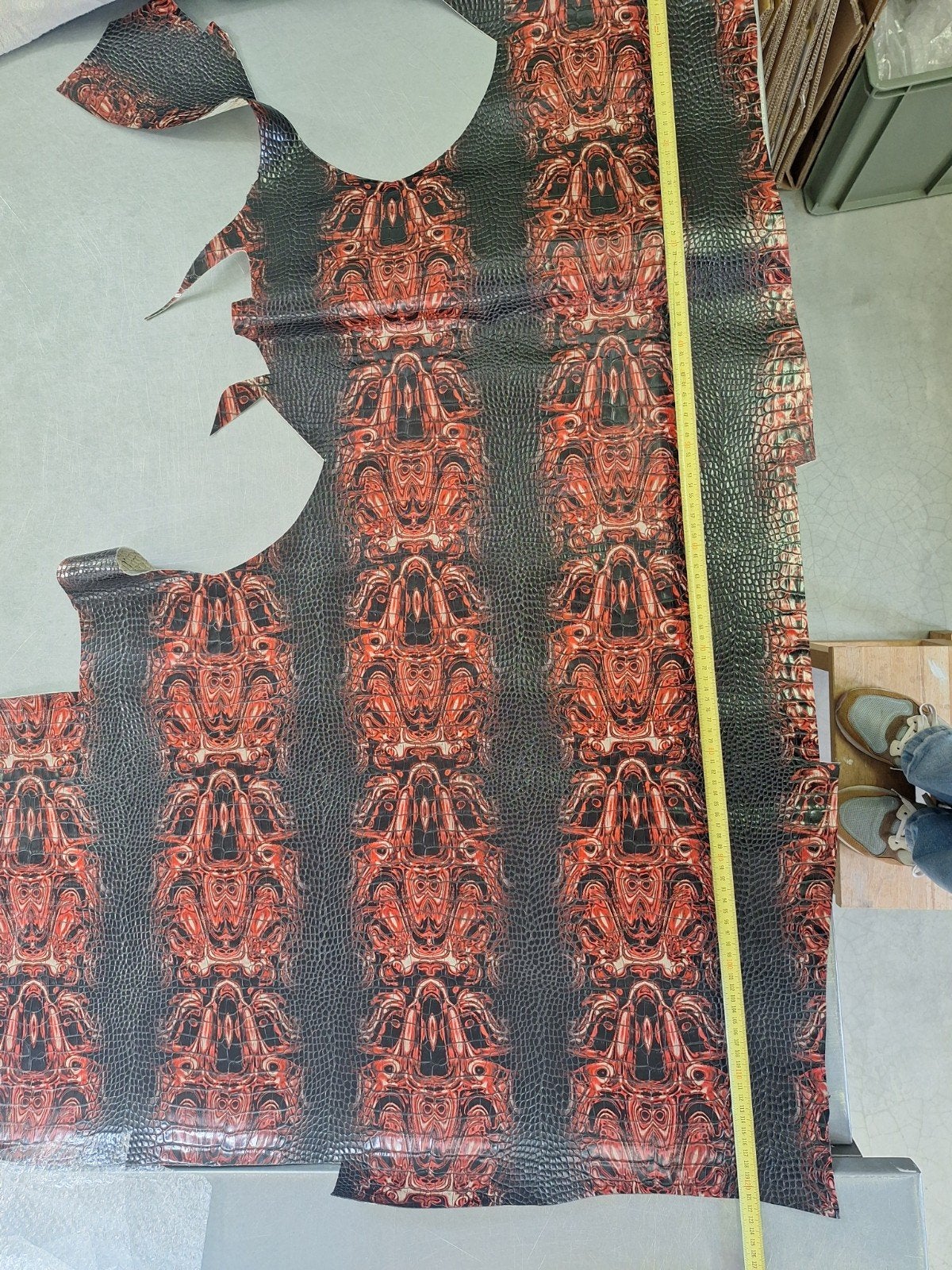 Leer met Krokodillenprint Rood/Zwart, Hobby en Vrije tijd, Zwart, Leer of Kunstleer, Ophalen of Verzenden, 30 tot 120 cm