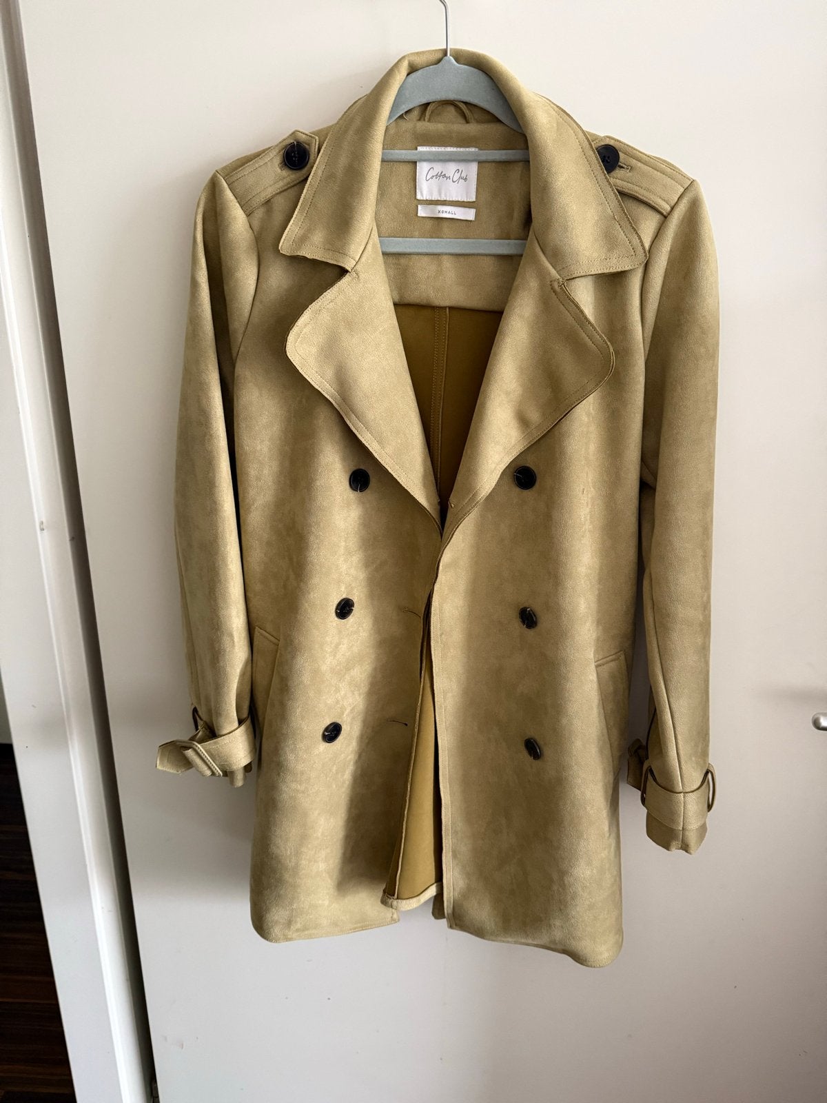 Cotton Club Suedine Trenchcoat XS, Kleding | Dames, Verzenden, Zo goed als nieuw, Maat 34 (XS) of kleiner, Overige kleuren