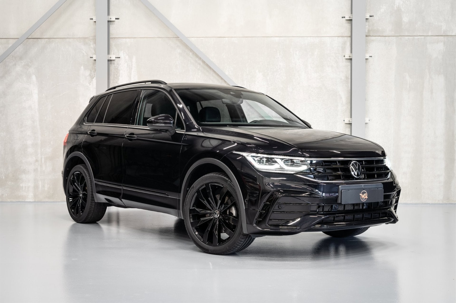 Volkswagen Tiguan 1.4 eHybrid R-Line Black Style | Trekhaak, Auto's, 1716 kg, 4 cilinders, Zwart, Hybride Elektrisch/Benzine