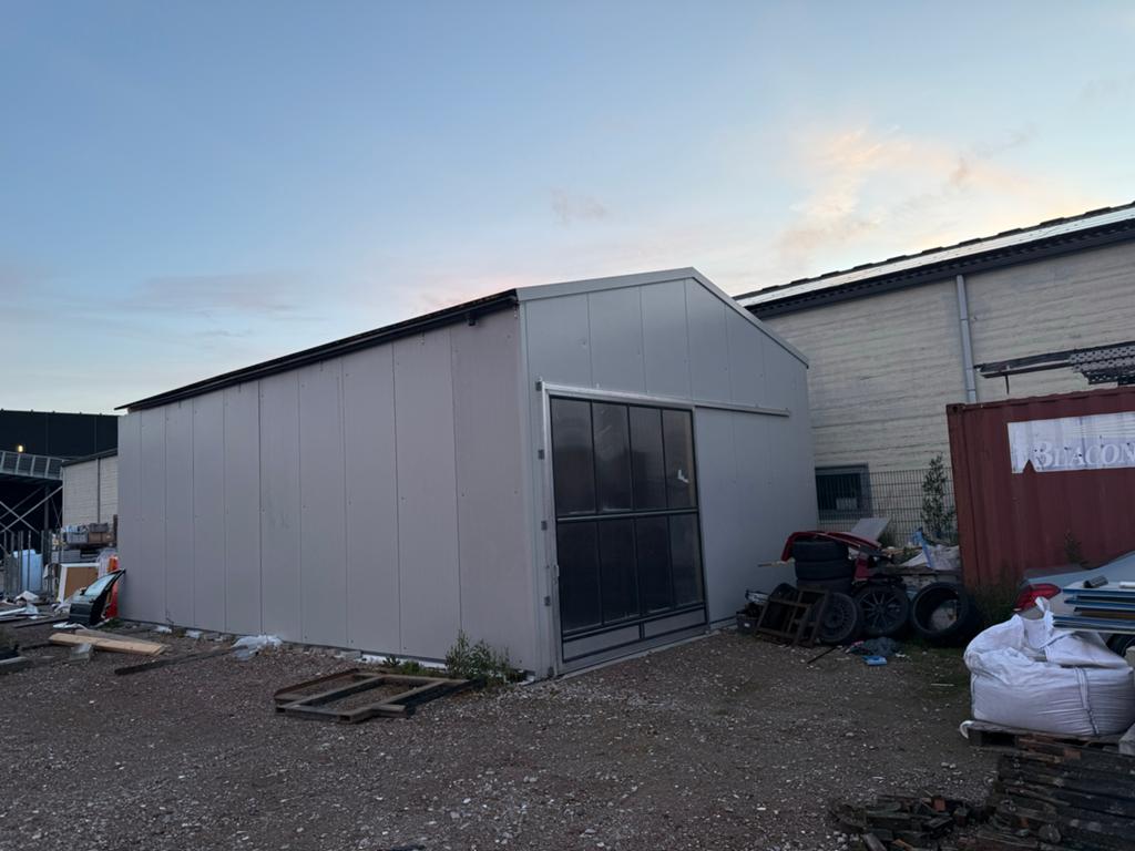 Ruime en stevige geisoleerde opslagloods/werkplaats 12/7 m, Auto diversen, Autostallingen en Garages