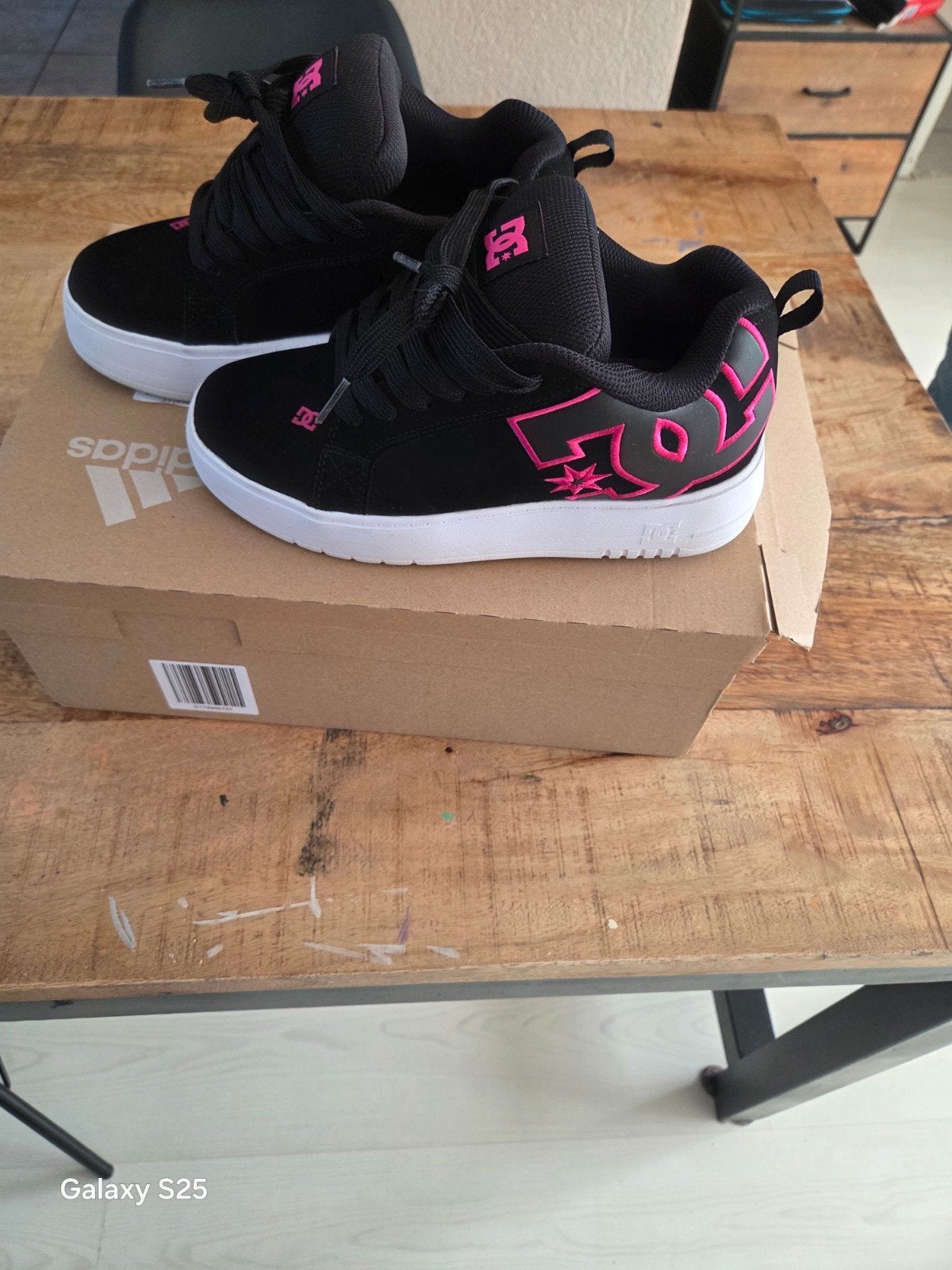 dc schoenen, Ophalen of Verzenden, Zo goed als nieuw, Dames