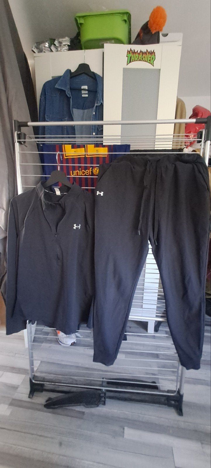 Under Armour Dames Sportset: Hardloopshirt & Joggingbroek, Maat 38/40 (M), Zwart, Ophalen of Verzenden, Zo goed als nieuw