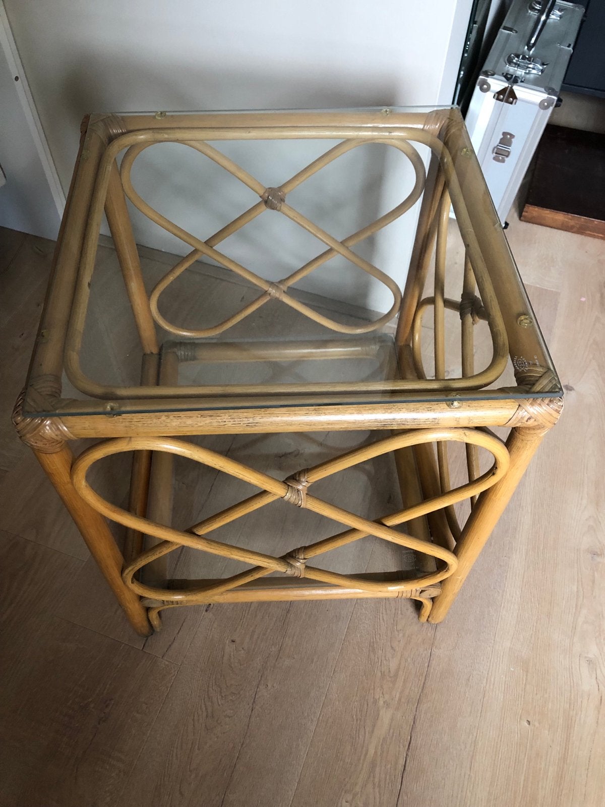 Rotan tafeltje met twee glazen platen, Minder dan 55 cm, Gebruikt, Vierkant, Ophalen of Verzenden