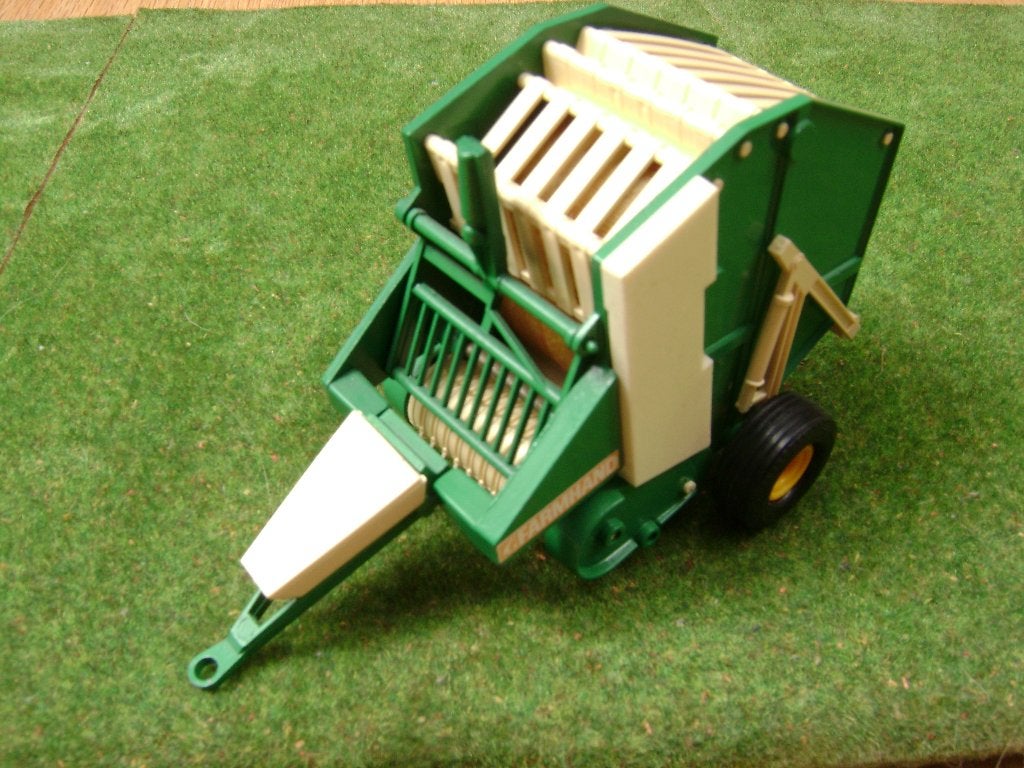 Farmhand rondebalenpers met baal van Britains nr. 9532, Ophalen of Verzenden, Zo goed als nieuw, Tractor of Landbouw, Britains