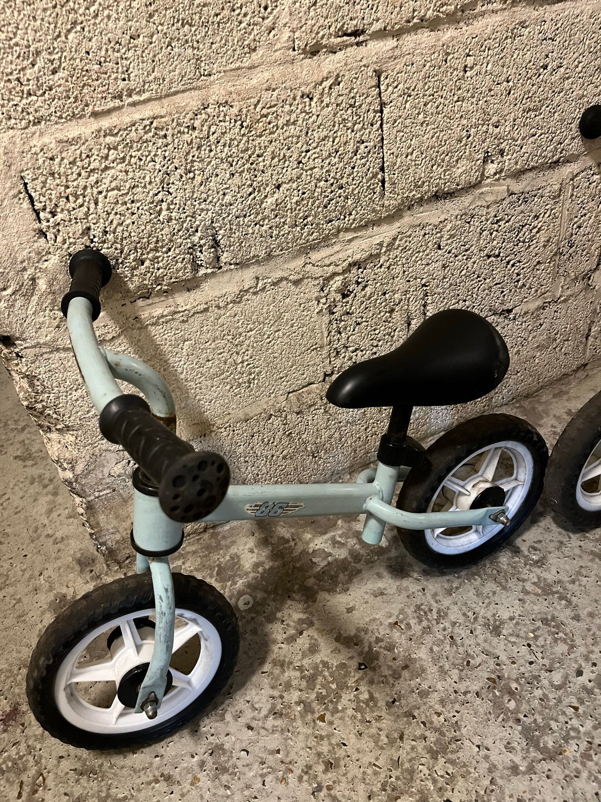 Twee loopfietsen, waarvan één met defect voorwiel, Ophalen of Verzenden, Gebruikt, Loopfiets