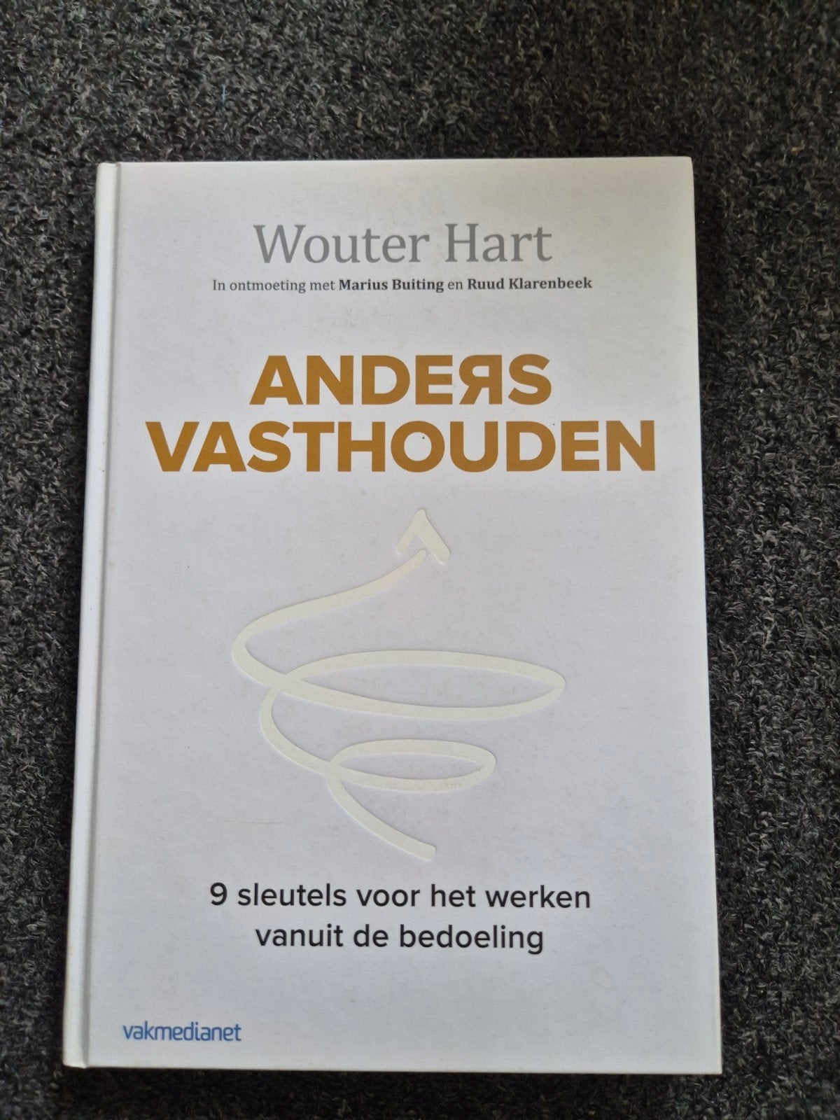 Nieuw boek: Anders Vasthouden - Wouter Hart, Boeken, Ophalen of Verzenden, Nieuw, Wouter Hart, Nederland