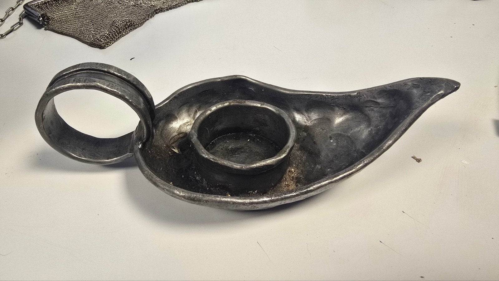 Prachtige Art Deco Tinnen Blaaskandelaar – Handgehamerd, Antiek en Kunst, Ophalen of Verzenden
