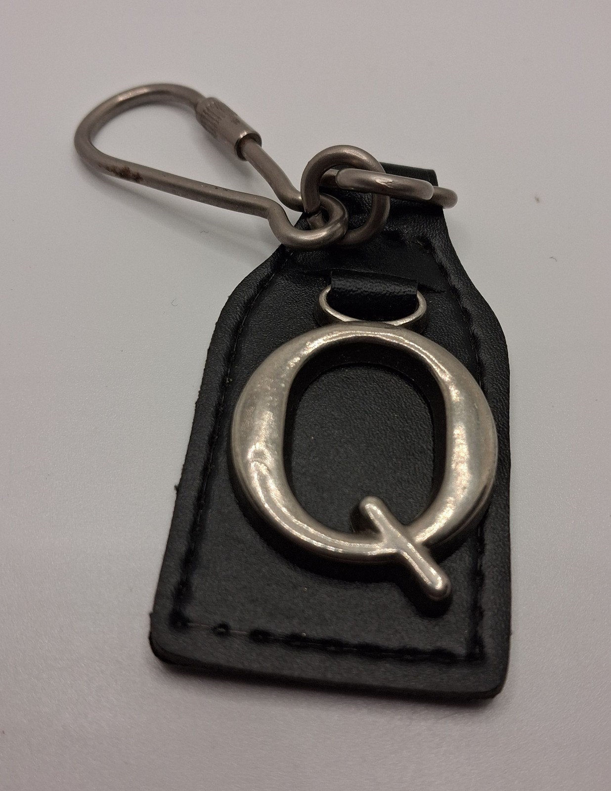 Sleutelhanger met letter Q - Zwart leer en zilverkleurig, Ophalen of Verzenden, Gebruikt, Overige typen