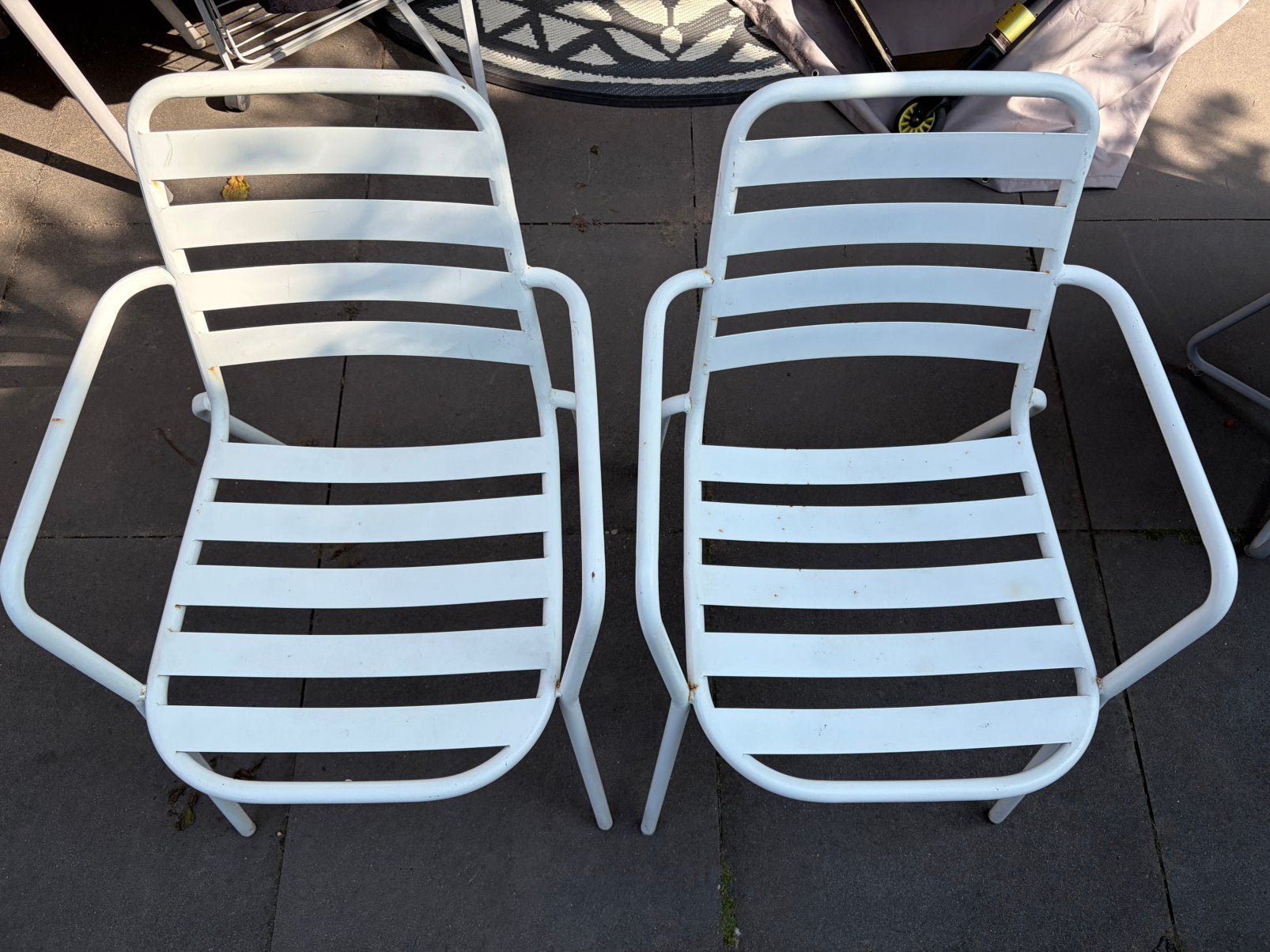 Twee witte tuinstoelen, Ophalen, Gebruikt, Metaal, Stapelbaar