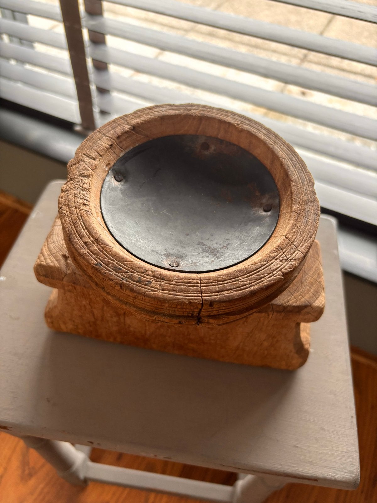 Decoratieve Houten Poer / Sokkel met Metalen Inzet, Ophalen of Verzenden