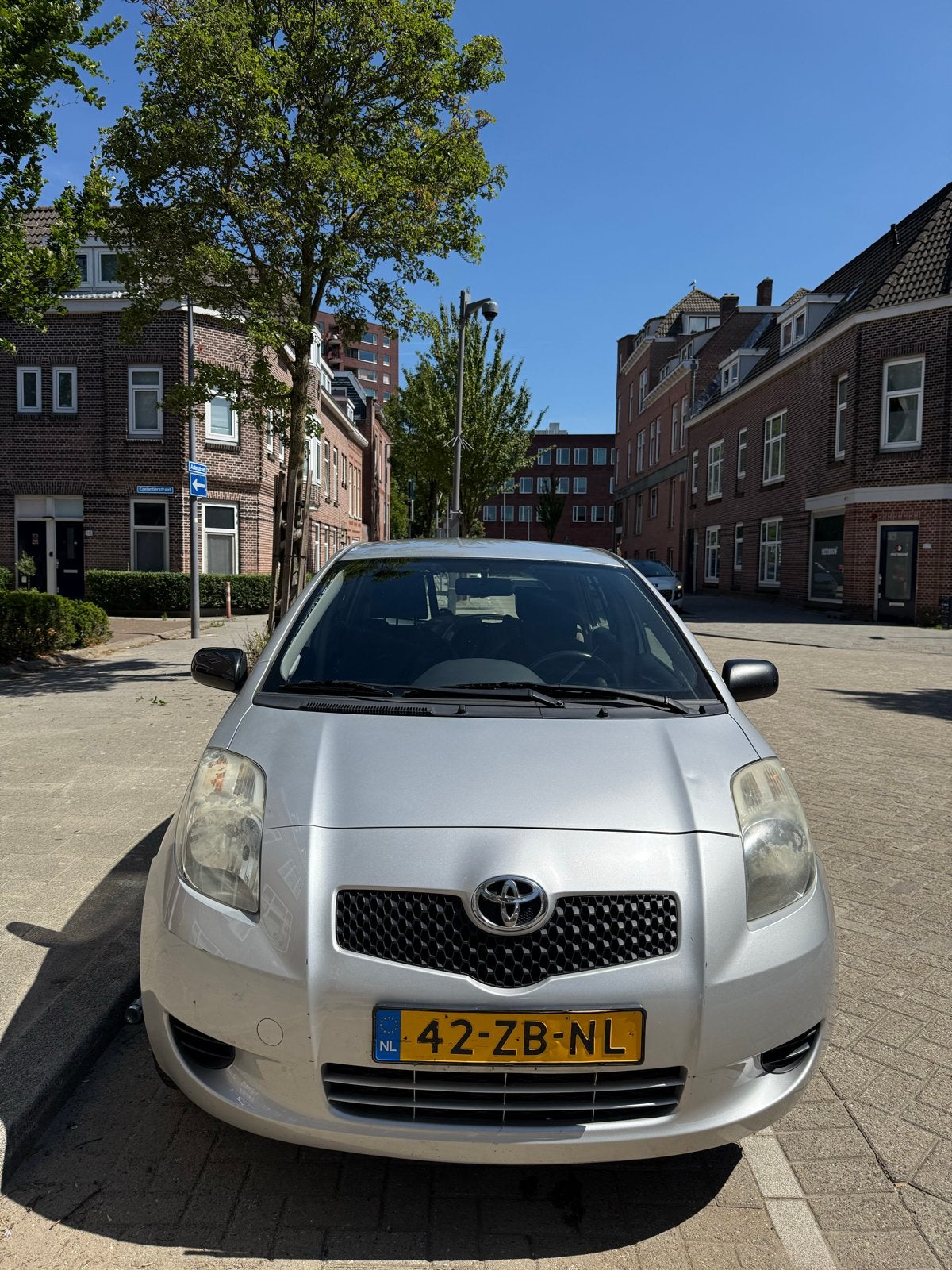 Toyota Yaris 1.0 12V Vvt-i 5DR Terra 2008 Grijs, Auto's, Voorwielaandrijving, 527 kg, 40 €/maand, 750 kg