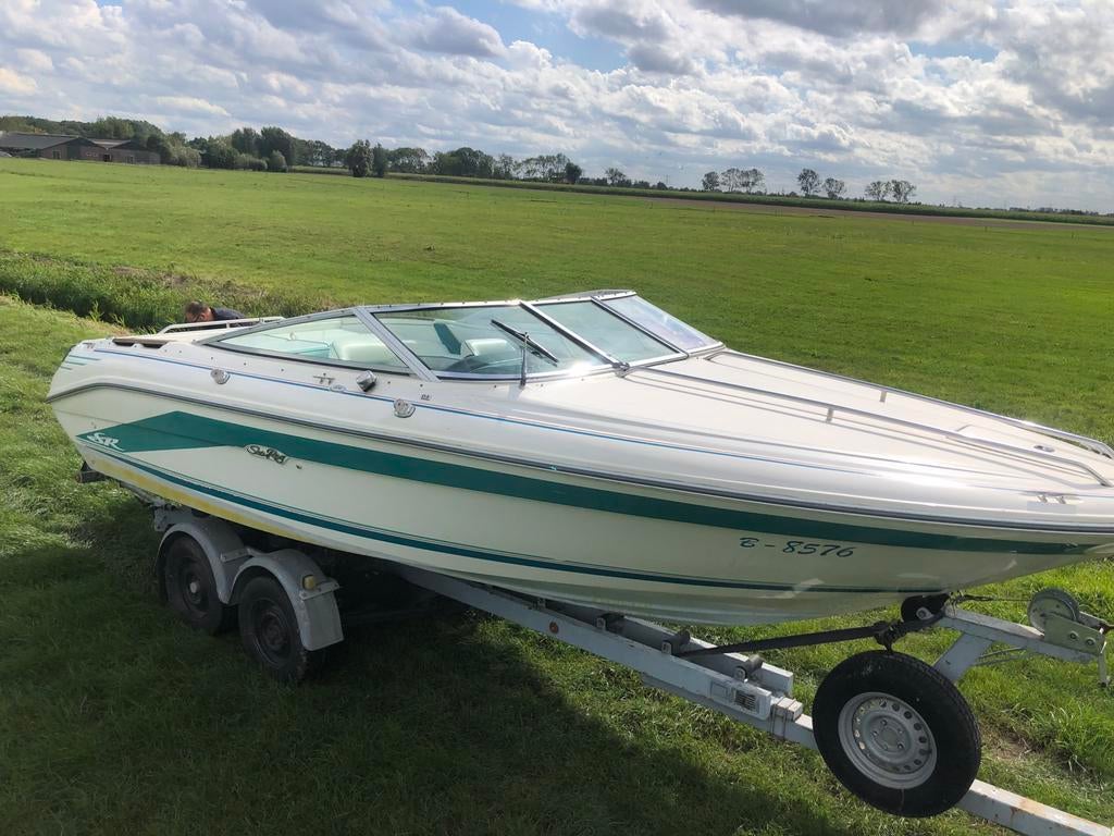 SEA RAY SIGNATURE 220 TRAILER NIEUWE MOTOR EN STAART, Watersport en Boten, Speedboten, Ophalen, Binnenboordmotor, 6 meter of meer