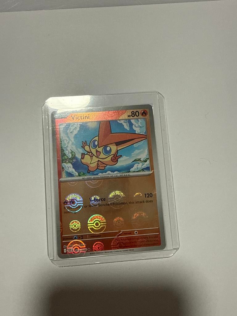 Pokémon Victini kaart, Hobby en Vrije tijd, Verzamelkaartspellen | Pokémon, Ophalen of Verzenden, Gebruikt, Losse kaart, Foil