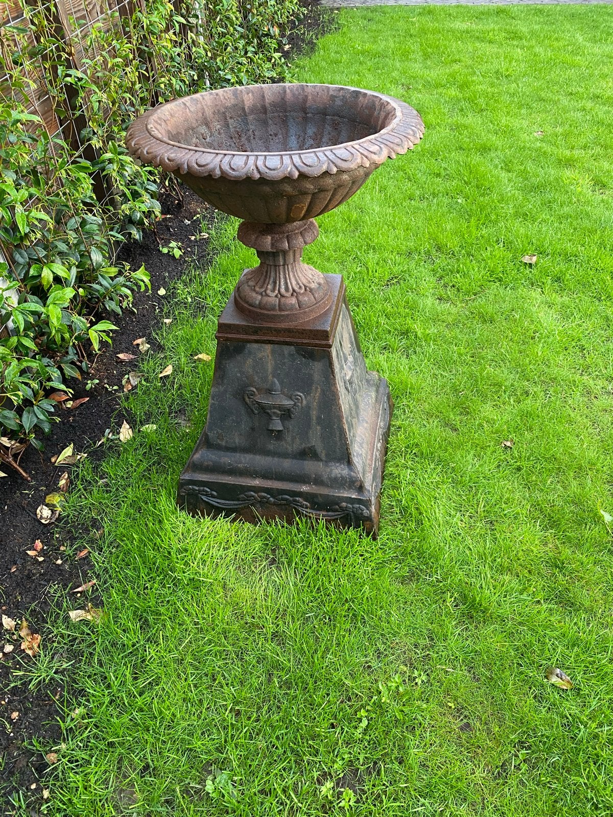 Antieke gietijzeren tuinurn / siervaas op sokkel, Tuin en Terras, Ophalen, Gebruikt