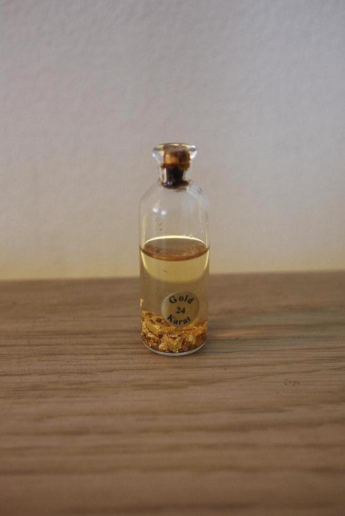 Mini flesje 24 karaat goud 5 cm hoog diameter 1,5 cm, Ophalen of Verzenden, Zo goed als nieuw, Overige typen