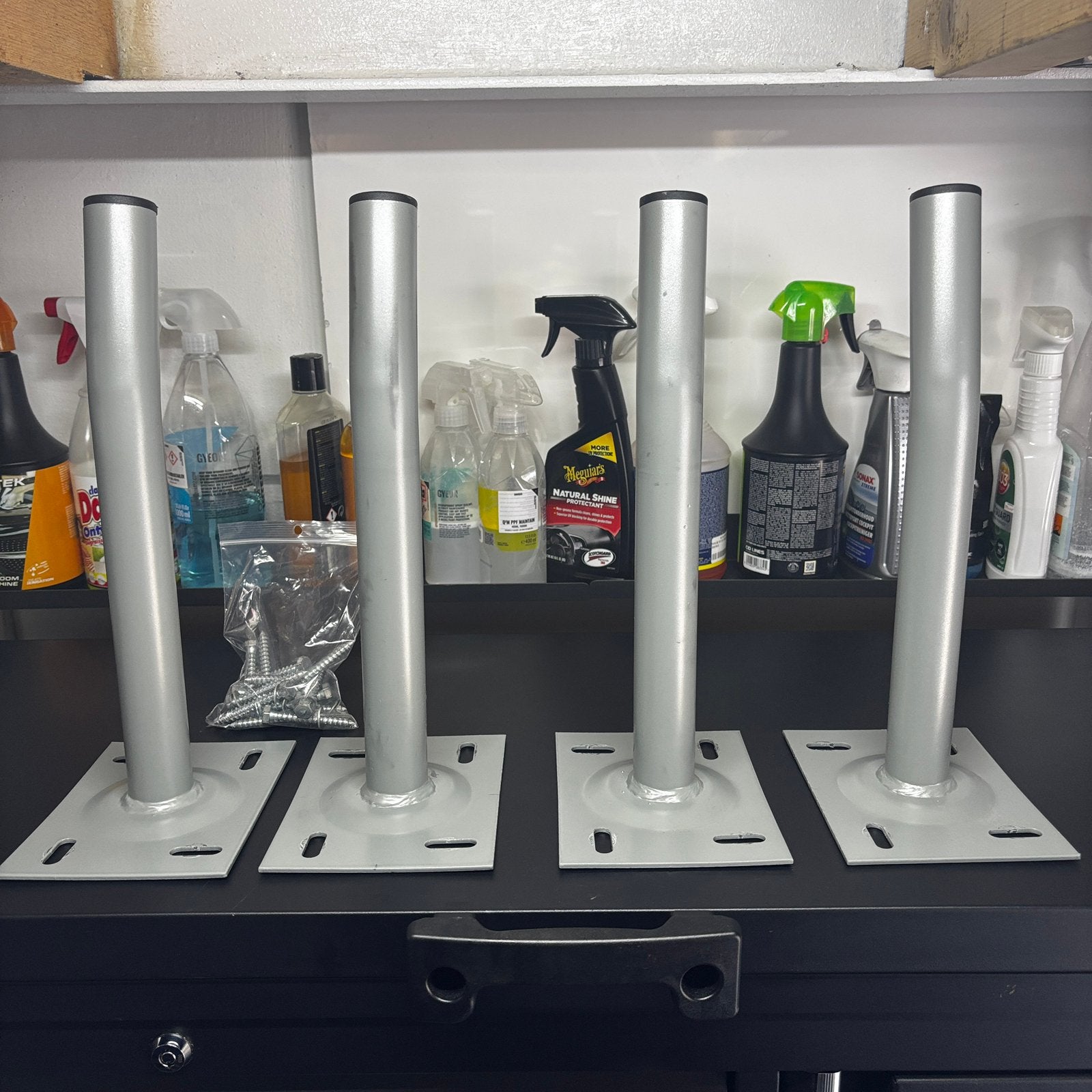 Bandenhouders wand set van 4 + schroeven - weinig gebruikt, Ophalen of Verzenden